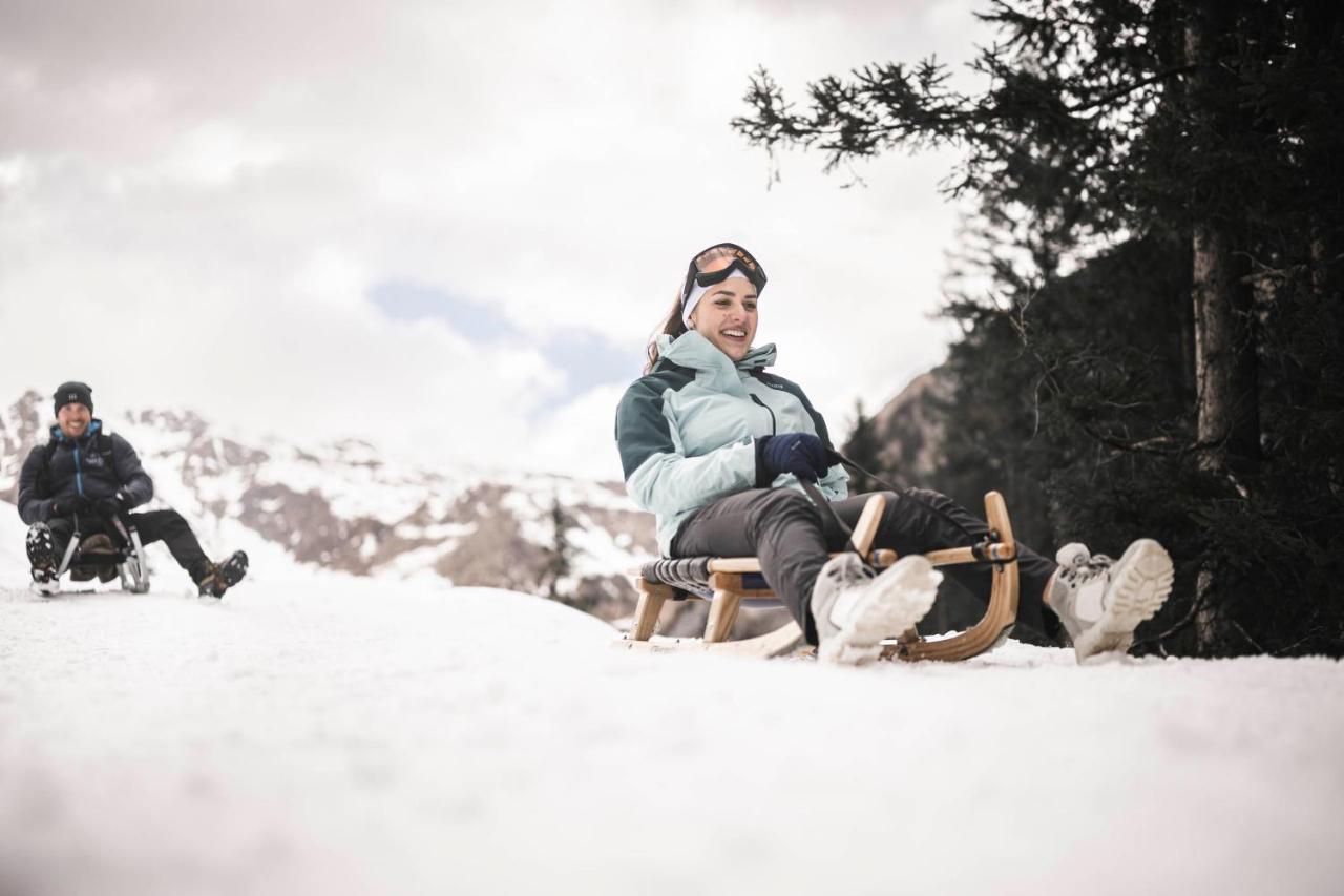 Santre Dolomythic Home Bressanone Eksteriør billede A woman on a sledge